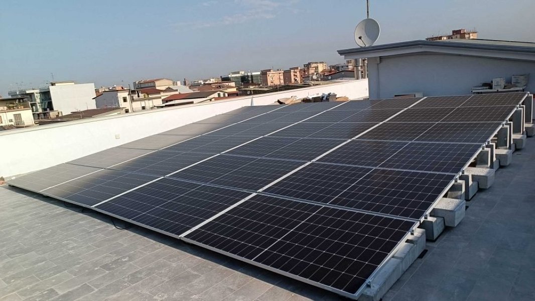 Photovoltaik auf Flachdächern: Eine Revolution in der Verankerung mit Sunblocks-Betonsteinen