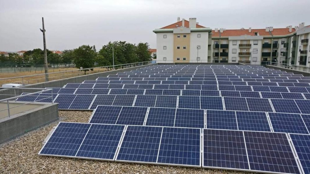 Ökologische Auswirkungen und Nachhaltigkeit: Photovoltaikanlagen und selbstspannende Blöcke auf Flachdächern