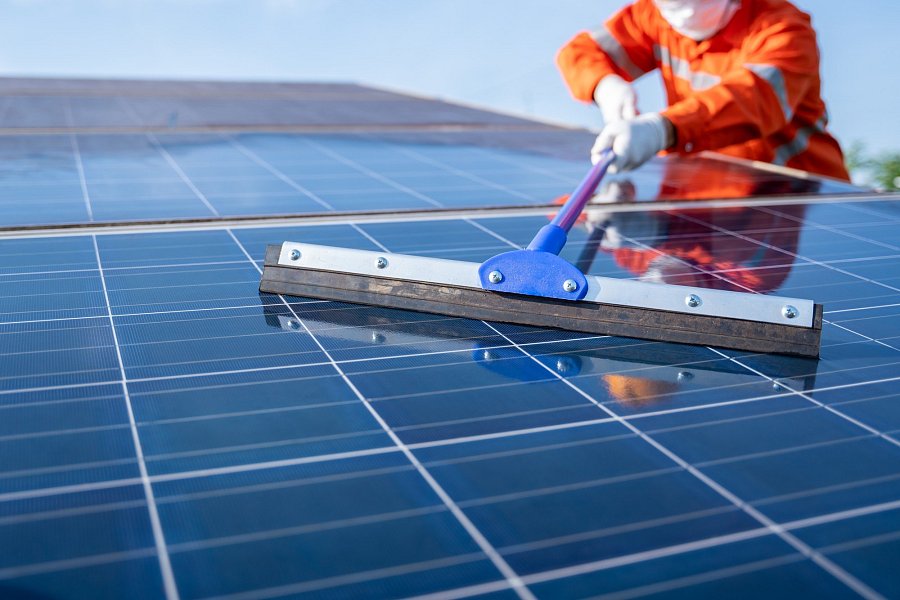 Pflege von Photovoltaikanlagen: Tipps für eine lange Lebensdauer und höhere Leistung