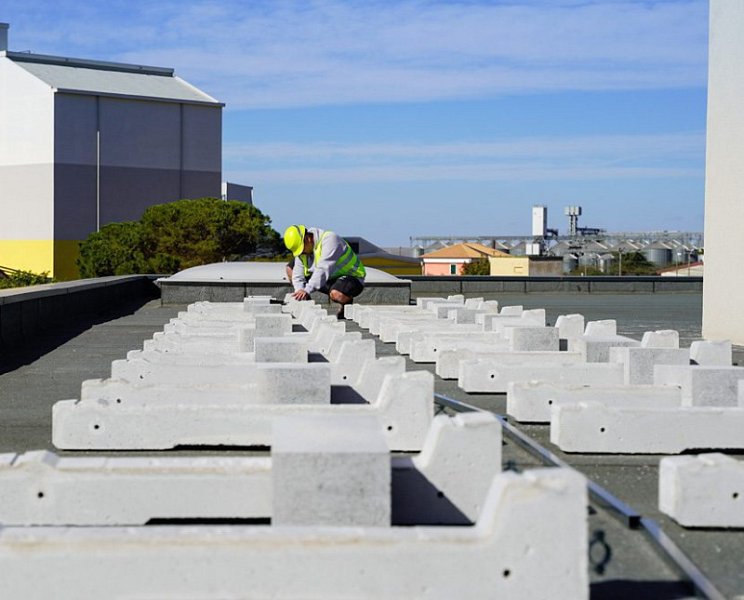 Welches Gewicht hat ein Betonblock für Photovoltaik und wie berechnet man die benötigte Anzahl?
